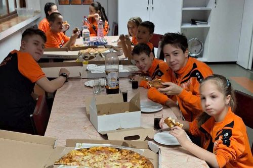 Po zápase všetkým chutila dobrá pizza... rr 2023 12